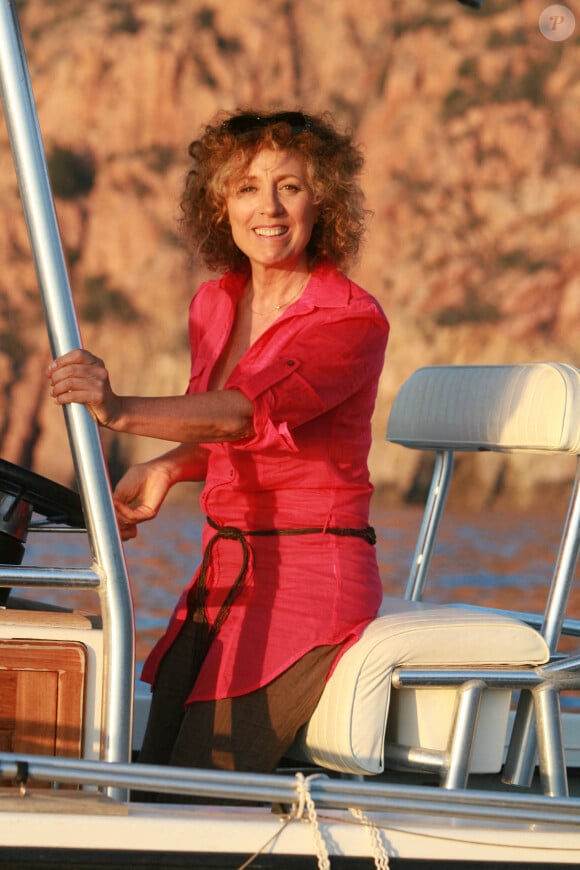 "Je pars souvent seule au grand dam de mes proches qui s'inquiètent..." confie-t-elle à Purepeople.Mireille Dumas lors d'une séance photo dans sa maison de Porto, en Corse du Sud, le 14 août 2007. Photo par Max Colin/ABACAPRESS.COM