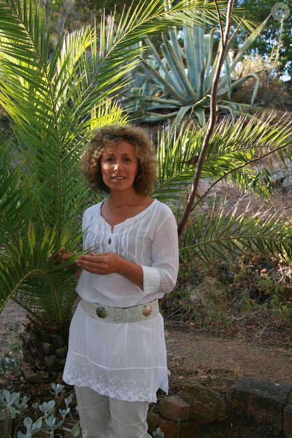 Mireille Dumas lors d'une séance photo dans sa maison de Porto, en Corse du Sud, le 14 août 2007. Photo par Max Colin/ABACAPRESS.COM