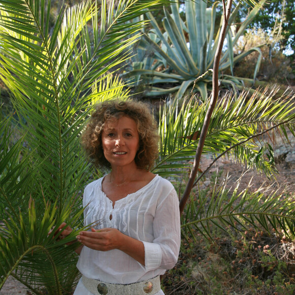 Mireille Dumas lors d'une séance photo dans sa maison de Porto, en Corse du Sud, le 14 août 2007. Photo par Max Colin/ABACAPRESS.COM