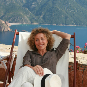 Mireille Dumas lors d'une séance photo dans sa maison de Porto, en Corse du Sud, le 14 août 2007. Photo par Max Colin/ABACAPRESS.COM