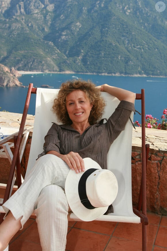 Mireille Dumas lors d'une séance photo dans sa maison de Porto, en Corse du Sud, le 14 août 2007. Photo par Max Colin/ABACAPRESS.COM