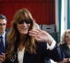 L'ancien président Nicolas Sarkozy et sa femme Carla Bruni vont voter pour le second tour des élections législatives au lycée La Fontaine à Paris le 7 juillet 2024. Ils sont accompagnés par Jérémy Redler, maire du 16ème arrondissement de Paris. © Christophe Clovis / Bestimage 