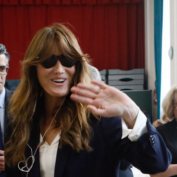 L'ancien président Nicolas Sarkozy et sa femme Carla Bruni vont voter pour le second tour des élections législatives au lycée La Fontaine à Paris le 7 juillet 2024. Ils sont accompagnés par Jérémy Redler, maire du 16ème arrondissement de Paris. © Christophe Clovis / Bestimage 