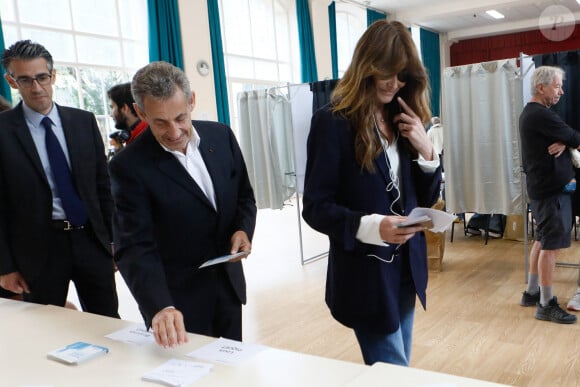 L'ancien président Nicolas Sarkozy et sa femme Carla Bruni vont voter pour le second tour des élections législatives au lycée La Fontaine à Paris le 7 juillet 2024. Ils sont accompagnés par Jérémy Redler, maire du 16ème arrondissement de Paris. © Christophe Clovis / Bestimage 