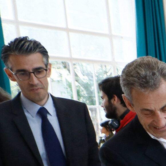 L'ancien président Nicolas Sarkozy et sa femme Carla Bruni vont voter pour le second tour des élections législatives au lycée La Fontaine à Paris le 7 juillet 2024. Ils sont accompagnés par Jérémy Redler, maire du 16ème arrondissement de Paris. © Christophe Clovis / Bestimage 