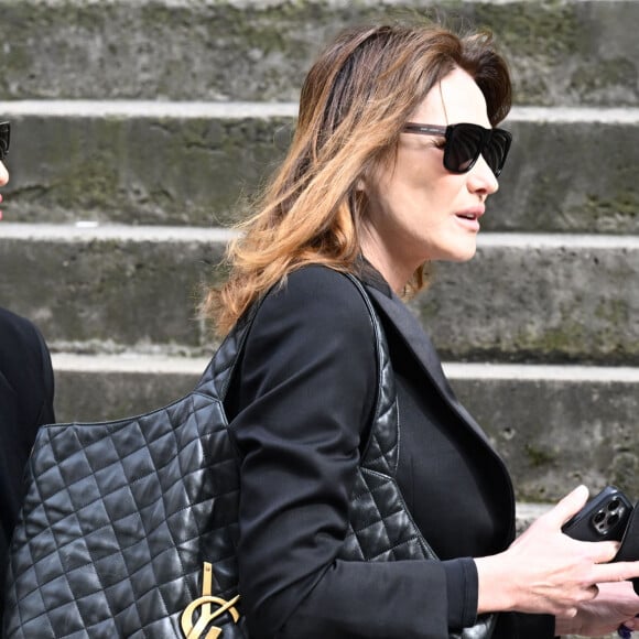 Carla Bruni - Arrivées aux obsèques de Jean-Yves Le Fur en l'église Saint-Roch à Paris, le 6 avril 2024. 