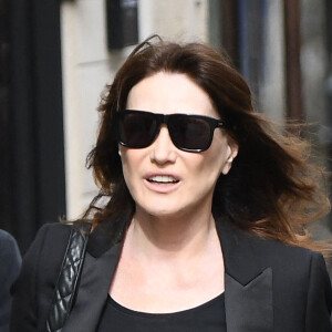 Carla Bruni - Arrivées aux obsèques de Jean-Yves Le Fur en l'église Saint-Roch à Paris, le 6 avril 2024. 