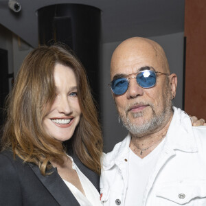 Exclusif - Carla Bruni et Pascal Obispo en backstage du concert du gala des 20 ans de la fondation Recherche Alzheimer "2 générations chantent pour la 3ème" à l'Olympia à Paris le 18 mars 2024. © Cyril Moreau / Bestimage 