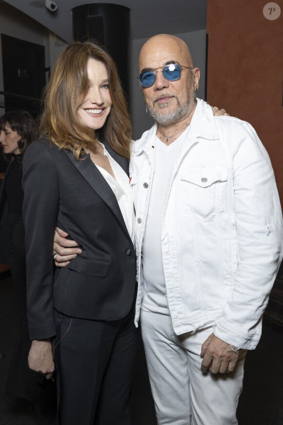 Exclusif - Carla Bruni et Pascal Obispo en backstage du concert du gala des 20 ans de la fondation Recherche Alzheimer "2 générations chantent pour la 3ème" à l'Olympia à Paris le 18 mars 2024. © Cyril Moreau / Bestimage 