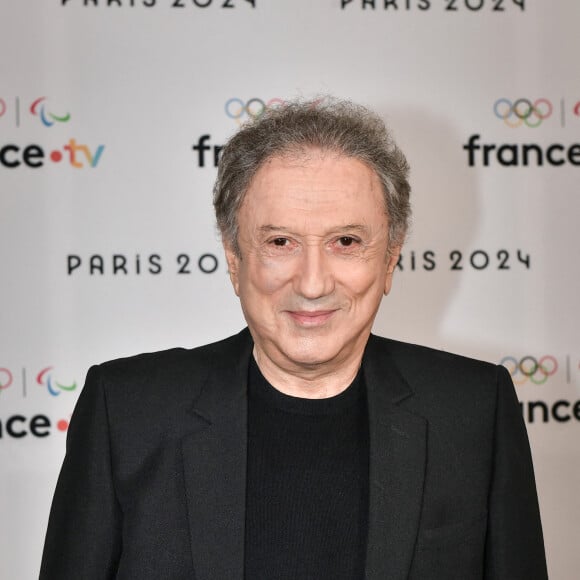 Le journaliste et animateur français Michel Drucker pose pour un photocall avant la conférence de presse de France Télévision "Paris 2024" à Paris le 11 juin 2024. Photo par Firas Abdullah/ABACAPRESS.COM