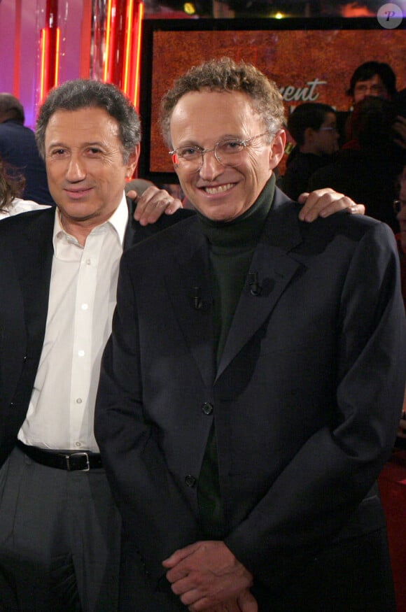 Les deux hommes sont des figures de la télé publique depuis près de 50 ans.Nicolas Canteloup, Philippe Geluck, Jean-Pierre Coffe, Philippe Candeloro, Michel Drucker et Nelson Monfort posent après l'émission Vivement Dimanche de Michel Drucker avec comme invité spécial le champion français de patinage sur glace Philippe Candeloro, le 7 février 2005 à Paris, France. Photo par Jean-Jacques Datchary/ABACA