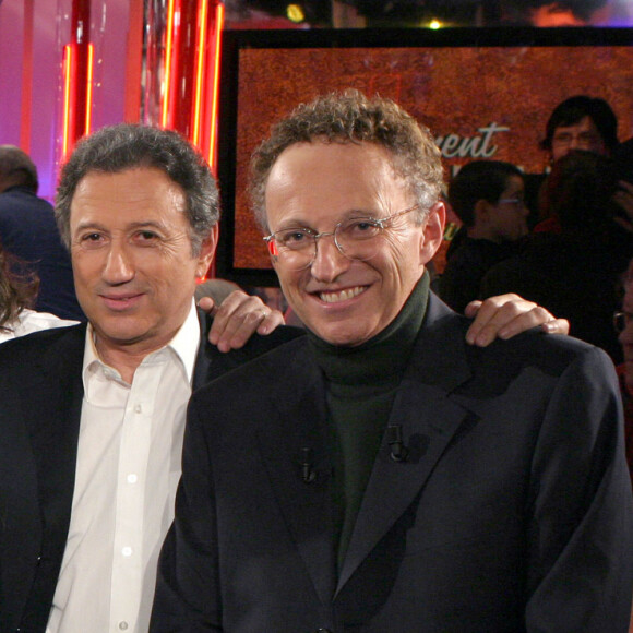 Les deux hommes sont des figures de la télé publique depuis près de 50 ans.Nicolas Canteloup, Philippe Geluck, Jean-Pierre Coffe, Philippe Candeloro, Michel Drucker et Nelson Monfort posent après l'émission Vivement Dimanche de Michel Drucker avec comme invité spécial le champion français de patinage sur glace Philippe Candeloro, le 7 février 2005 à Paris, France. Photo par Jean-Jacques Datchary/ABACA