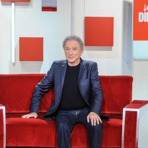 Après avoir été diffusée sur France 2, elle est désormais sur France 3 le dimanche après-midi.Michel Drucker - Enregistrement de l'émission "Vivement Dimanche", présentée par M.Drucker et diffusée le 15 septembre sur France 3. Le 10 septembre 2024 © Guillaume Gaffiot / Bestimage 