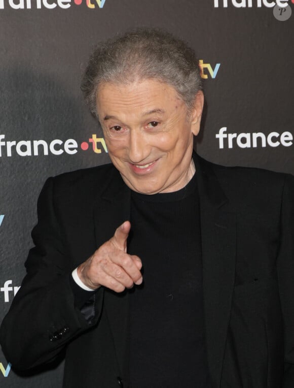 Michel Drucker au photocall de la conférence de presse de rentrée de France Télévisions à Paris, France, le 4 septembre 2024. © Coadic Guirec/Bestimage 