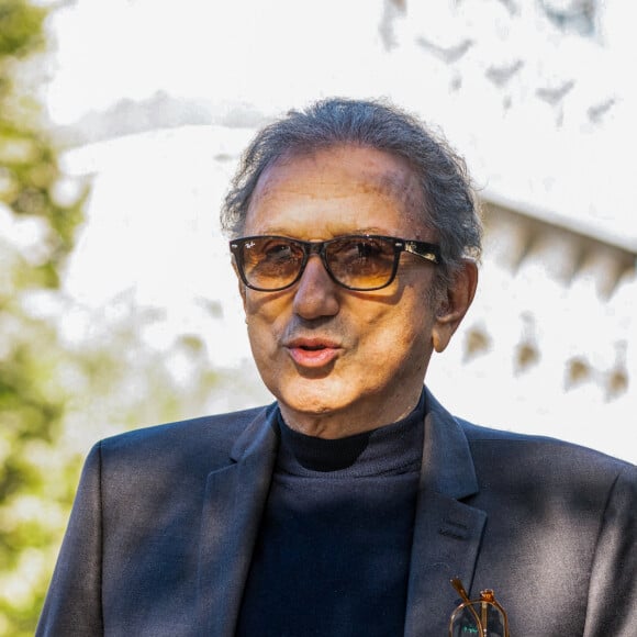 Michel Drucker - Obsèques du journaliste Jean-Pierre Elkabbach au cimetière du Montparnasse dans le 14ème arrondissement de Paris, France, le 6 octobre 2023. © Pierre Perusseau/Bestimage