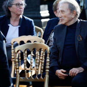 Michel Drucker lors de la cérémonie d'enterrement du journaliste français Jean-Pierre Elkabbach au cimetière du Montparnasse à Paris, France, le 6 octobre 2023. Décédé à l'âge de 86 ans, Jean-Pierre Elkabbach était une figure emblématique du journalisme et un témoin privilégié de la vie politique française depuis plus d'un demi-siècle. Photo par Raphael Lafargue/ABACAPRESS.COM