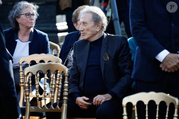 Michel Drucker lors de la cérémonie d'enterrement du journaliste français Jean-Pierre Elkabbach au cimetière du Montparnasse à Paris, France, le 6 octobre 2023. Décédé à l'âge de 86 ans, Jean-Pierre Elkabbach était une figure emblématique du journalisme et un témoin privilégié de la vie politique française depuis plus d'un demi-siècle. Photo par Raphael Lafargue/ABACAPRESS.COM