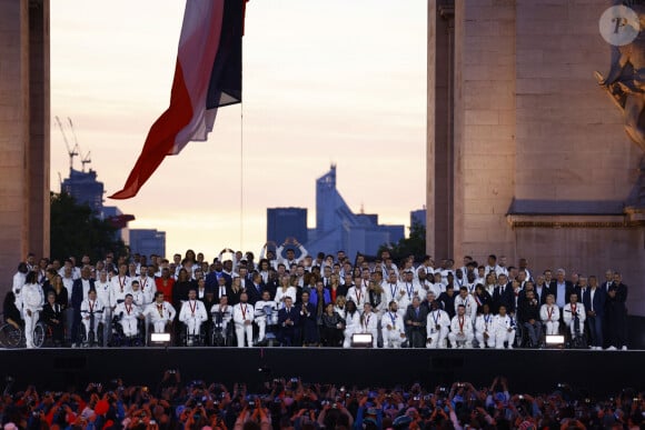 Emmanuel Macron, président de la République Française, avec les athlètes des Jeux Olympiques et Paralympiques de Paris2024 - La "Parade des Champions" des Jeux Olympiques et Paralympiques de Paris2024, sur les Champs-Elysées. Paris, le 14 septembre 2024. © Mohamed Badra/Pool/Bestimage 