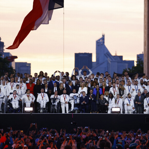 Emmanuel Macron, président de la République Française, avec les athlètes des Jeux Olympiques et Paralympiques de Paris2024 - La "Parade des Champions" des Jeux Olympiques et Paralympiques de Paris2024, sur les Champs-Elysées. Paris, le 14 septembre 2024. © Mohamed Badra/Pool/Bestimage 