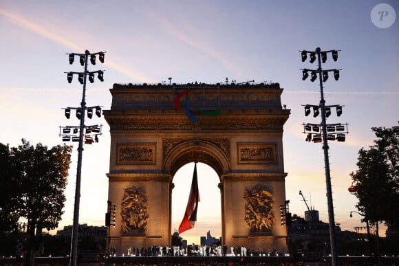 Emmanuel Macron, président de la République Française, avec les athlètes des Jeux Olympiques et Paralympiques de Paris2024 - La "Parade des Champions" des Jeux Olympiques et Paralympiques de Paris2024, sur les Champs-Elysées. Paris, le 14 septembre 2024. © Mohamed Badra/Pool/Bestimage 