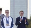 Emmanuel Macron, président de la République Française, avec les athlètes des Jeux Olympiques et Paralympiques de Paris2024 - La "Parade des Champions" des Jeux Olympiques et Paralympiques de Paris2024, sur les Champs-Elysées. Paris, le 14 septembre 2024. © Mohamed Badra/Pool/Bestimage 