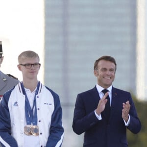 Emmanuel Macron, président de la République Française, avec les athlètes des Jeux Olympiques et Paralympiques de Paris2024 - La "Parade des Champions" des Jeux Olympiques et Paralympiques de Paris2024, sur les Champs-Elysées. Paris, le 14 septembre 2024. © Mohamed Badra/Pool/Bestimage 