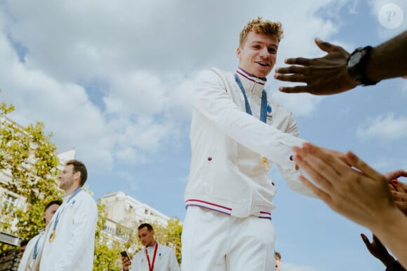 Leon Marchand participent à un défilé sur l'avenue des Champs-Élysées à Paris pour la fin des Jeux Olympiques de Paris 2024. © Mathilde Mazars/Pool/Bestimage 