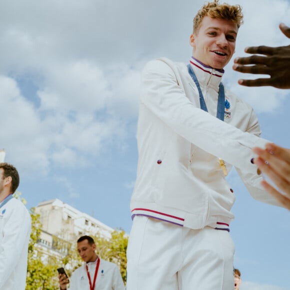 Leon Marchand participent à un défilé sur l'avenue des Champs-Élysées à Paris pour la fin des Jeux Olympiques de Paris 2024. © Mathilde Mazars/Pool/Bestimage 