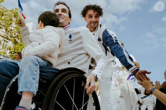 Des athlètes des Jeux olympiques et paraympiques de Paris 2024. participent à un défilé sur l'avenue des Champs-Élysées à Paris pour la fin des Jeux Olympiques de Paris 2024. © Mathilde Mazars/Pool/Bestimage 