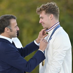 Emmanuel Macron, président de la République Française, Leon MArchand - La "Parade des Champions" des Jeux Olympiques et Paralympiques de Paris2024, sur les Champs-Elysées. Paris, le 14 septembre 2024. © Eric Tschaen/Pool/Bestimage 