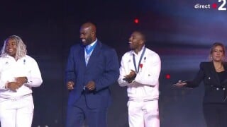 Teddy Riner rhabillé par Emmanuel Macron, une énorme star des JO absente... Que s'est-il passé à la Parade des Champions ?