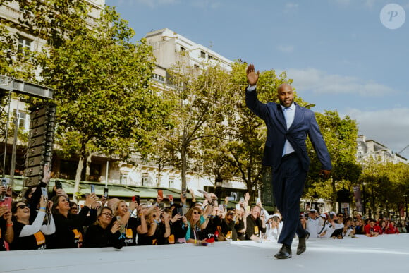 Teddy Riner participe à un défilé sur l'avenue des Champs-Élysées à Paris pour la fin des Jeux Olympiques de Paris 2024. © Mathilde Mazars/Pool/Bestimage 