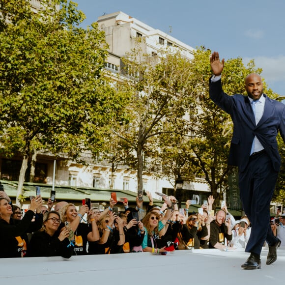 Teddy Riner participe à un défilé sur l'avenue des Champs-Élysées à Paris pour la fin des Jeux Olympiques de Paris 2024. © Mathilde Mazars/Pool/Bestimage 