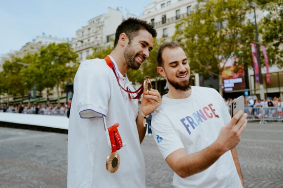 Des athlètes des Jeux olympiques de Paris 2024. participent à un défilé sur l'avenue des Champs-Élysées à Paris pour la fin des Jeux Olympiques de Paris 2024. © Mathilde Mazars/Pool/Bestimage 