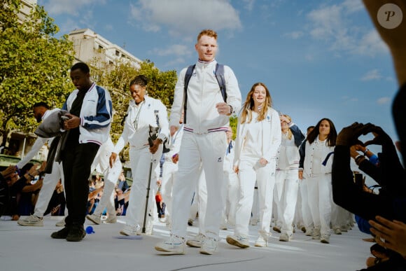 Des athlètes des Jeux olympiques et paraympiques de Paris 2024. participent à un défilé sur l'avenue des Champs-Élysées à Paris pour la fin des Jeux Olympiques de Paris 2024. © Mathilde Mazars/Pool/Bestimage 