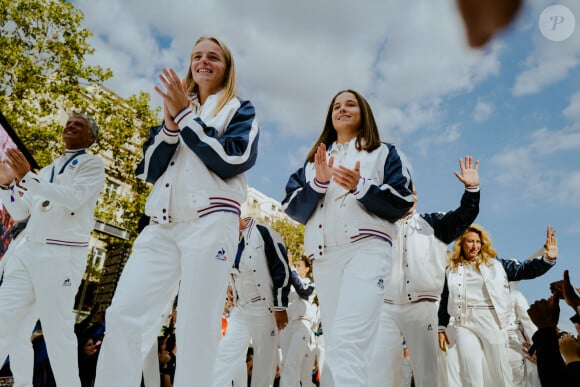 Des athlètes des Jeux olympiques et paraympiques de Paris 2024. participent à un défilé sur l'avenue des Champs-Élysées à Paris pour la fin des Jeux Olympiques de Paris 2024. © Mathilde Mazars/Pool/Bestimage 