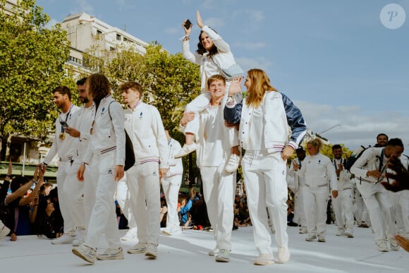 Des athlètes des Jeux olympiques et paraympiques de Paris 2024. participent à un défilé sur l'avenue des Champs-Élysées à Paris pour la fin des Jeux Olympiques de Paris 2024. © Mathilde Mazars/Pool/Bestimage 