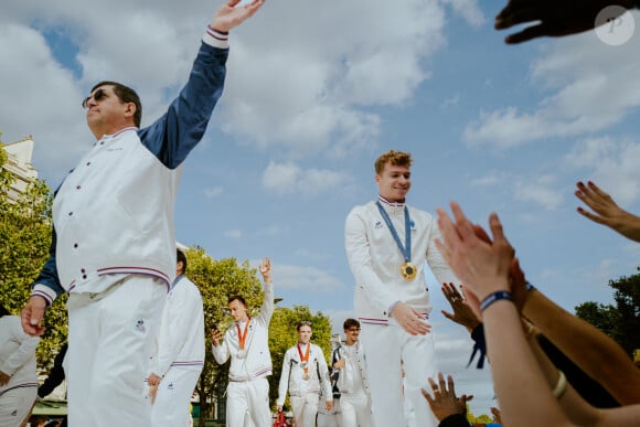 Leon Marchand participent à un défilé sur l'avenue des Champs-Élysées à Paris pour la fin des Jeux Olympiques de Paris 2024. © Mathilde Mazars/Pool/Bestimage 