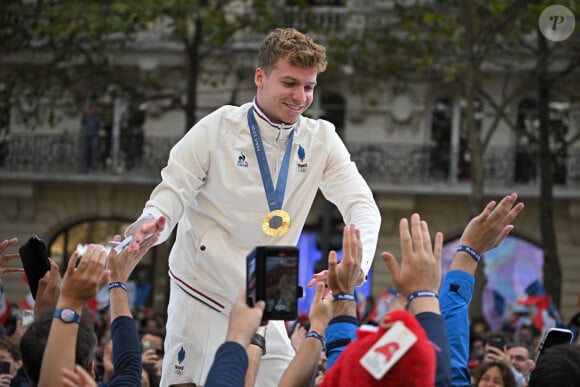 Léon Marchand - La "Parade des Champions" des Jeux Olympiques et Paralympiques de Paris2024, sur les Champs-Elysées. Paris, le 14 septembre 2024. © Eliot Blondet/Pool/Bestimage 