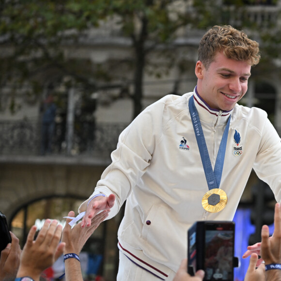 Léon Marchand - La "Parade des Champions" des Jeux Olympiques et Paralympiques de Paris2024, sur les Champs-Elysées. Paris, le 14 septembre 2024. © Eliot Blondet/Pool/Bestimage 