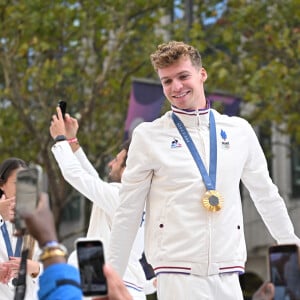 Léon Marchand - La "Parade des Champions" des Jeux Olympiques et Paralympiques de Paris2024, sur les Champs-Elysées. Paris, le 14 septembre 2024. © Eliot Blondet/Pool/Bestimage 