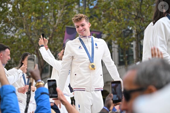 Léon Marchand - La "Parade des Champions" des Jeux Olympiques et Paralympiques de Paris2024, sur les Champs-Elysées. Paris, le 14 septembre 2024. © Eliot Blondet/Pool/Bestimage 