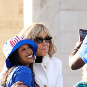 Brigitte Macron - Parade des champions, avec les médaillés olympiques, à l'occasion des Jeux Olympiques et Paralympiques Paris 2024, sur l'avenue des Champs-Elysées à Paris. Le 14 juillet 2024 © Stéphane Lemouton / Bestimage 