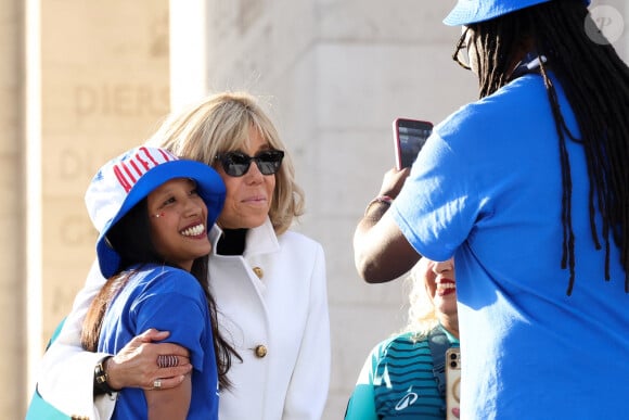 Brigitte Macron - Parade des champions, avec les médaillés olympiques, à l'occasion des Jeux Olympiques et Paralympiques Paris 2024, sur l'avenue des Champs-Elysées à Paris. Le 14 juillet 2024 © Stéphane Lemouton / Bestimage 