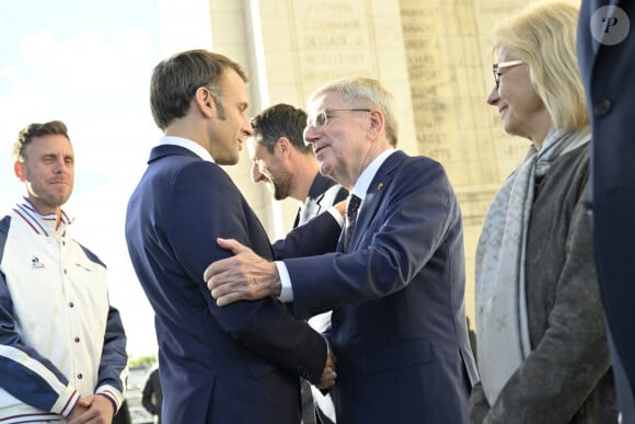 Emmanuel Macron, président de la République Française, ravive la flamme du Soldat Inconnu lors de la "Parade des Champions" des Jeux Olympiques et Paralympiques de Paris2024, le 14 septembre 2024. © Eric Tschaen/Pool/Bestimage 