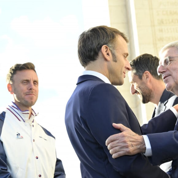 Emmanuel Macron, président de la République Française, ravive la flamme du Soldat Inconnu lors de la "Parade des Champions" des Jeux Olympiques et Paralympiques de Paris2024, le 14 septembre 2024. © Eric Tschaen/Pool/Bestimage 