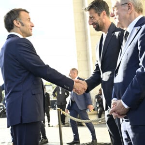 Emmanuel Macron, président de la République Française, ravive la flamme du Soldat Inconnu lors de la "Parade des Champions" des Jeux Olympiques et Paralympiques de Paris2024, le 14 septembre 2024. © Eric Tschaen/Pool/Bestimage 