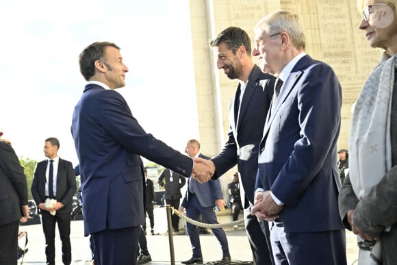 Emmanuel Macron, président de la République Française, ravive la flamme du Soldat Inconnu lors de la "Parade des Champions" des Jeux Olympiques et Paralympiques de Paris2024, le 14 septembre 2024. © Eric Tschaen/Pool/Bestimage 