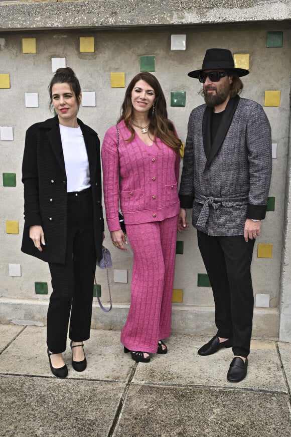 Charlotte Casiraghi, Amandine De La Richardiere et Sébastien Tellier au photocall du défilé croisière Chanel 2024-2025 à la Cité radieuse à Marseille, France, le 2 mai 2024. © Olivier Borde/Bestimage 