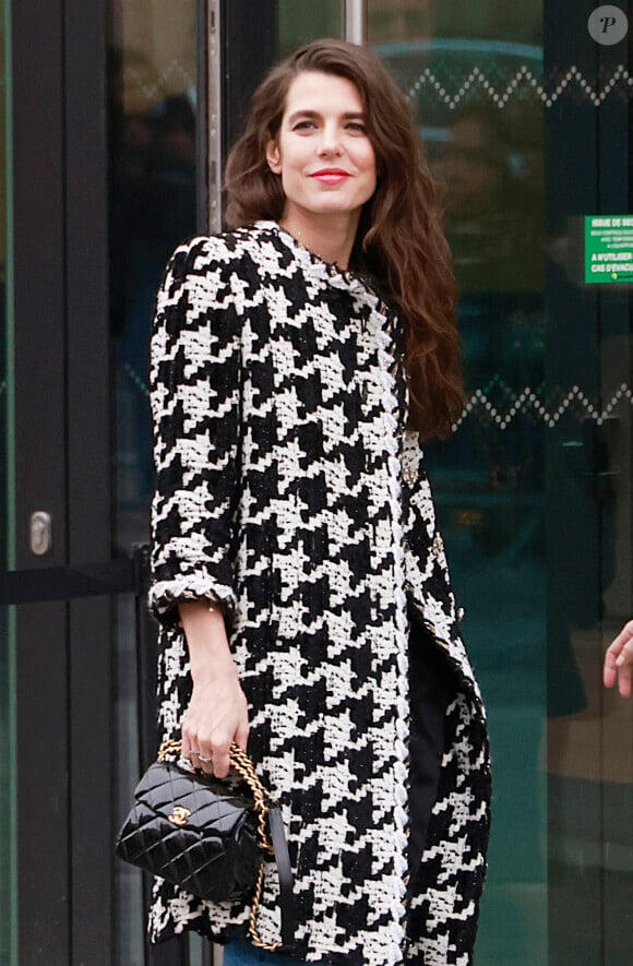 Charlotte Casiraghi arrive au défilé Chanel Haute Couture printemps/été 2024 (PFW) au Grand Palais Éphémère à Paris le 23 janvier 2024 © Christophe Aubert via Bestimage 